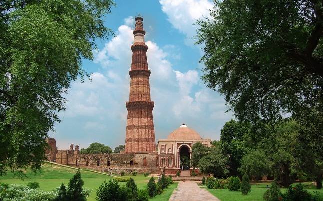 Discover Qutub Minar – A UNESCO World Heritage Site, towering Indo-Islamic architectural marvel, symbol of Delhi’s rich history, and the world’s tallest brick minaret.