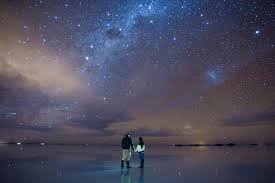 Salar de Uyuni: The World’s Largest Salt Flat in Bolivia, Creating a Stunning Mirror Effect During the Rainy Season